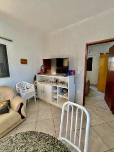 Телевизор и/или развлекательный центр в Casa na praia do Sonho