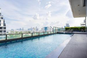 Bazén v ubytování Brcozy near donki mall & BTS thonglor-ekkamai nebo v jeho okolí