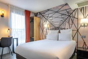 マラコフにあるメルキュール パリ マラコフ パルク デ エクスポジションの大きな白いベッドと椅子のある寝室