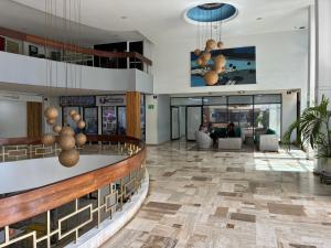 un hall d'un immeuble avec des gens assis dans l'établissement Fabuloso estudio con vista al laguito, à Carthagène des Indes