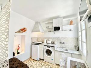 a laundry room with a washer and a washing machine at Cabarnus House in Parikia