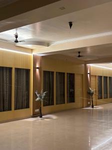 une grande chambre avec une piste de danse dans un bâtiment dans l'établissement Sonawala Heritage Inn, à Varanasi