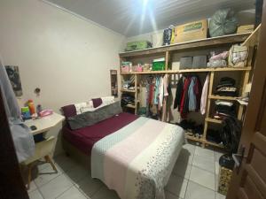 Giường trong phòng chung tại Micro casa de temporada na praia