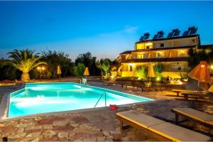 una piscina di fronte a un edificio di Pegasus Studios a Karavádhos