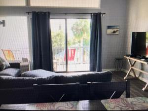 ein Wohnzimmer mit Sofa und großem Fenster in der Unterkunft Condo 326 in Cedar Key