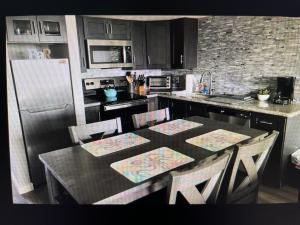 eine Küche mit Tisch, Stühlen und Kühlschrank in der Unterkunft Condo 326 in Cedar Key