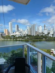 een balkon met uitzicht op de stad bij Apartamento con vista al laguito y al mar in Cartagena