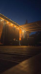 ein Haus mit seitlicher Beleuchtung in der Nacht in der Unterkunft Le nid de l Eyrieux in Saint-Martin-de-Valamas