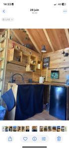 mit Blick auf eine Küche mit einem Tisch und einer Theke in der Unterkunft Le nid de l Eyrieux in Saint-Martin-de-Valamas + 3 Fotos