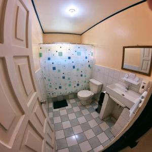 トゥリアルバにあるHotel Geliwaのバスルーム(トイレ、洗面台付)のオーバーヘッドビュー