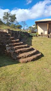 una scala in pietra di fronte a una casa di Zaca Domos l Ouro Preto - MG a Mariana