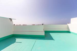 una habitación vacía con paredes blancas y techos azules en Villa with garden & great view, Agadir Anza Blue, en Agadir