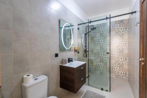 Koupelna v ubytování Villa with large terrace garden & great view, Agadir Anza Blue + 23 fotografií