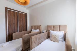 Un dormitorio con dos camas y una ventana. en Villa with garden & great view, Agadir Anza Blue, en Agadir 24 fotos más