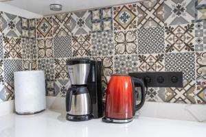 Dos cafeteras sobre una encimera de una cocina. en Villa with garden & great view, Agadir Anza Blue, en Agadir