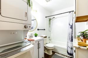 Kupatilo u objektu Prime Location Top Rated Clean Parking Free!