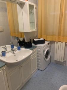 ein Badezimmer mit Waschbecken und Waschmaschine in der Unterkunft Casa Niky  + 15 Fotos