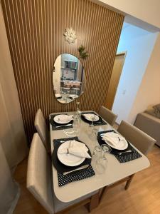 een eettafel met een zwart-wit tafelkleed bij Recanto Augusta in Londrina