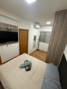 een slaapkamer met een bed met twee kussens erop bij Recanto Augusta in Londrina