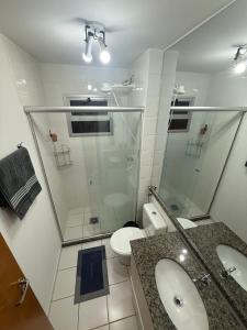 een badkamer met douche, toilet en wastafel bij Recanto Augusta in Londrina