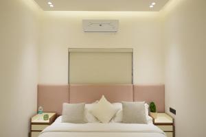 Postel nebo postele na pokoji v ubytování Royale Suites - Private Room