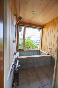 Ένα μπάνιο στο 海が見える1棟貸し!バレルサウナ付きの家族で泊まれる貸し別荘!絶景とプライベート空間を満喫! +38 φωτογραφίες