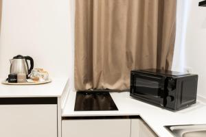 um micro-ondas em cima de um balcão de cozinha em Palazzo del Poeta - Dimora Contemporanea em Palermo