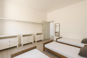 - une chambre blanche avec 2 lits et un miroir dans l'établissement 5 Personen Apartment mit Badezimmer und Küche, à Niederdorla