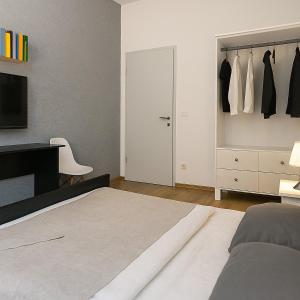 - une chambre avec un lit, un bureau et un placard dans l'établissement 5 Personen Apartment mit Badezimmer und Küche, à Niederdorla