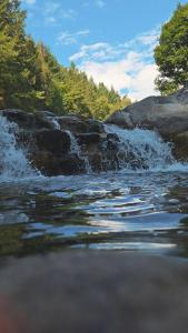 Ein Fluss mit Wasser, das über die Felsen fließt. in der Unterkunft Le nid de l Eyrieux in Saint-Martin-de-Valamas