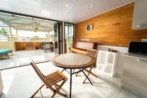 a kitchen and dining room with a table and chairs at O Paradis Albion Grande piscine et plage à deux pas in Albion