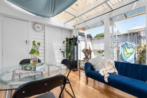 Χώρος καθιστικού στο Melbourne beach house 2km CBD