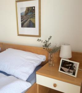 une chambre avec un lit et une table avec un tableau dans l'établissement Primasrima Apartments, à Vodice