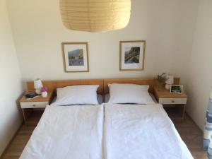 une chambre avec deux lits et deux tables de nuit dans l'établissement Primasrima Apartments, à Vodice