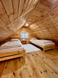 Ένα ή περισσότερα κρεβάτια σε δωμάτιο στο Domek w lesie nad jeziorem Żarnowieckim