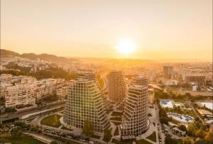 Η ανατολή ή δύση του ηλίου όπως φαίνεται από αυτό το διαμέρισμα ή από εκεί κοντά