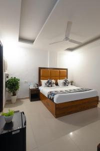 een slaapkamer met een groot bed in een kamer bij Hotel Nancy Dx Near New Delhi Railway Station in New Delhi