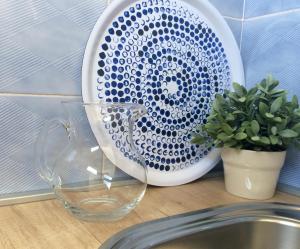 une assiette posée sur un comptoir à côté d'un évier dans l'établissement Primasrima Apartments, à Vodice 64 autres photos