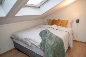 Un dormitorio con una cama en un ático en Cozy Penthouse Private Balcony City Centre, en Stavanger