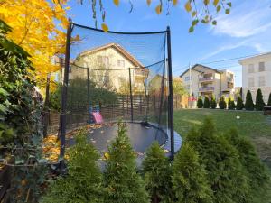 Bazén v ubytování S&S Apartment 1 bedroom with balcony and garden free Parking at location 2 spaces nebo v jeho okolí