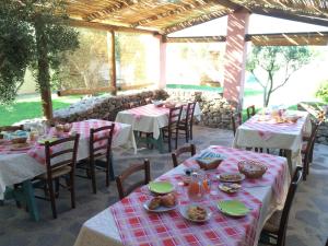 A restaurant or other place to eat at Agriturismo S´Aranada