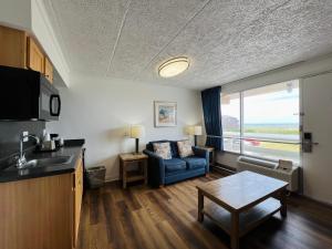 斩魔山Mariner Inn And Suites的带沙发和桌子的客厅