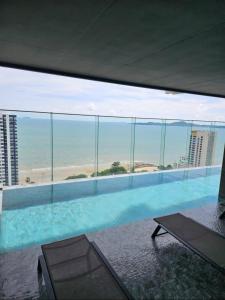 einen großen Pool mit Meerblick in der Unterkunft The Panora Pattaya Top Luxury Seaview Condo in Pattaya South