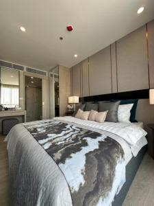 ein Schlafzimmer mit einem großen Bett in einem Zimmer in der Unterkunft The Panora Pattaya Top Luxury Seaview Condo in Pattaya South + 12 Fotos