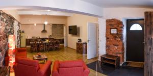- un salon avec des chaises rouges et un mur en briques dans l'établissement Lapmanni apartments, à Haapsalu