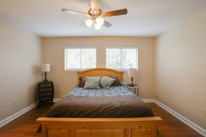 バトンルージュにあるBaton Rouge Townhome with Pool Access - 7 Mi to LSU!のベッドルーム1室(ベッド1台、シーリングファン付) +16枚の写真