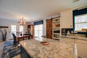 una cucina con piano di lavoro e una sala da pranzo di Cozy Sapphire Resort Home with Deck and Mountain Views a Sapphire