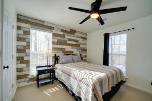 una camera da letto con un letto e un ventilatore a soffitto di Cozy Sapphire Resort Home with Deck and Mountain Views a Sapphire Altre 30 foto