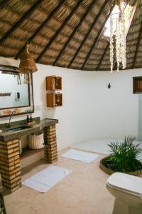 a bathroom with a sink and a mirror at Kitejuba Bungalows in Tatajuba +92 photos