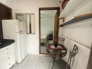 Кухня или мини-кухня в Kitnet de temporada da Gi
